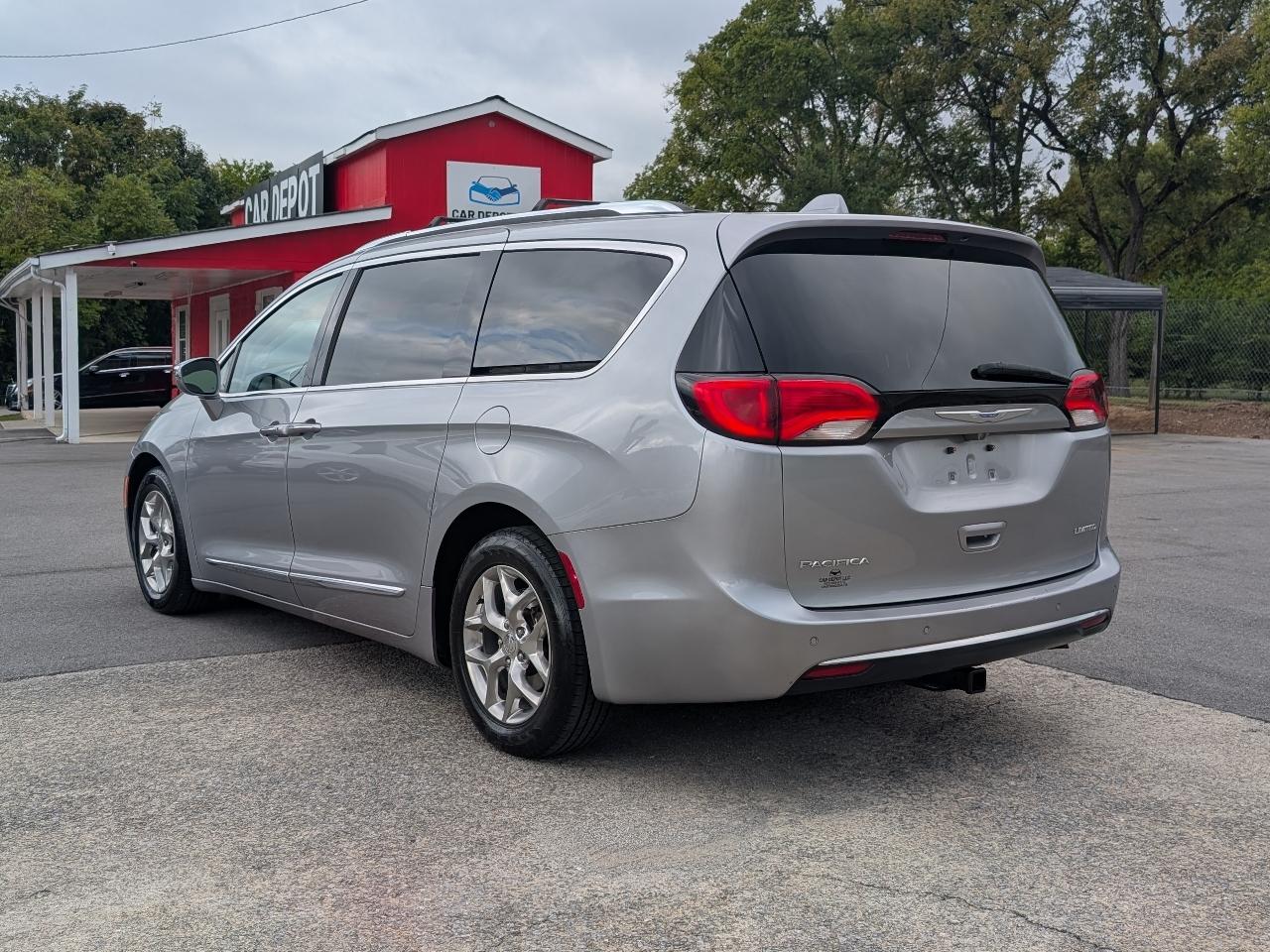 Chrysler Pacifica photo 3