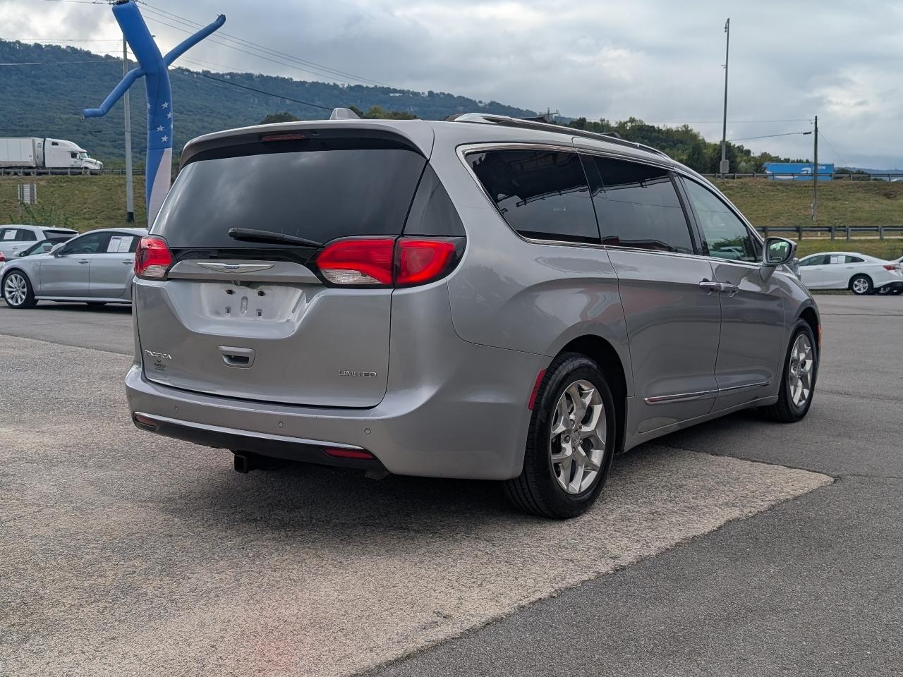 Chrysler Pacifica photo 4