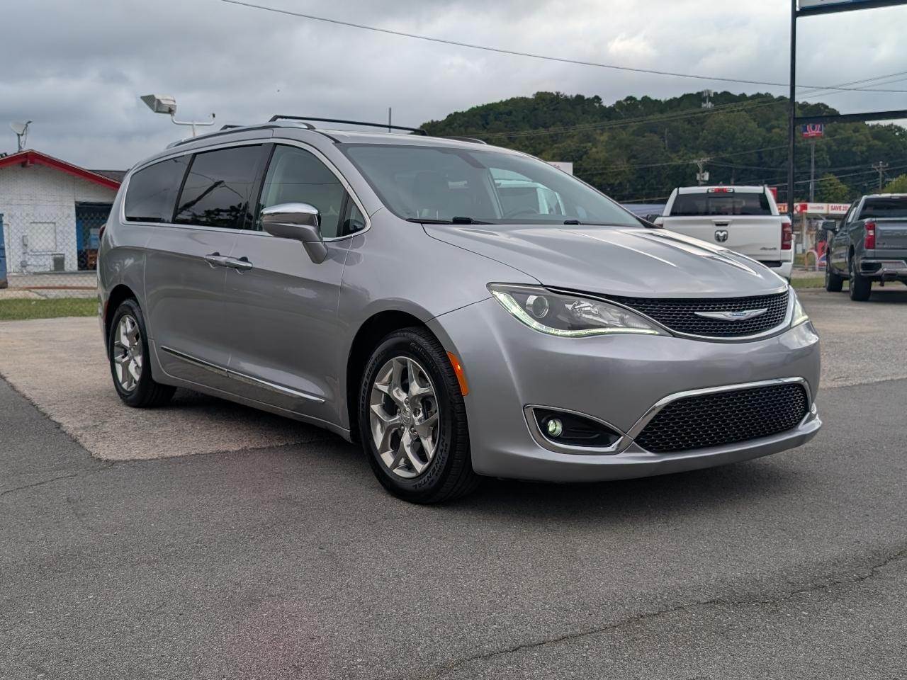 Chrysler Pacifica photo 5