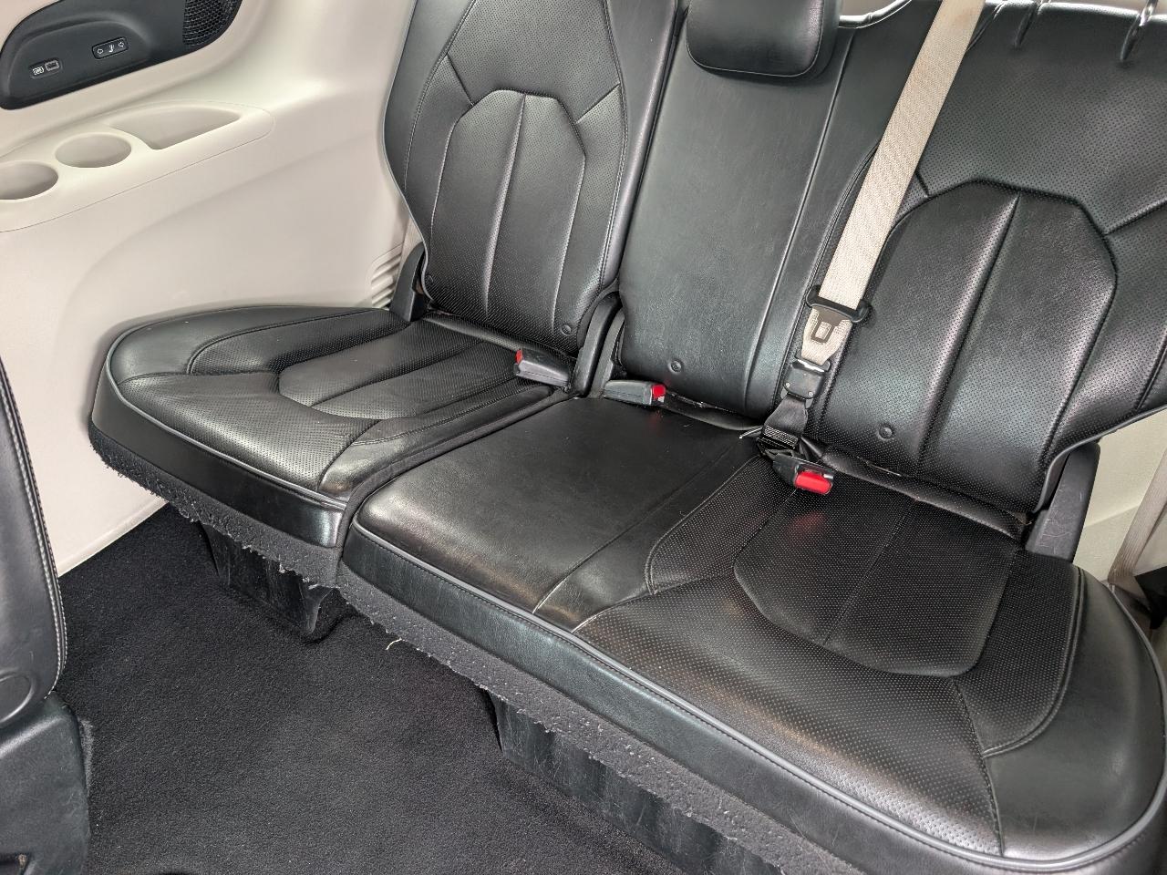 Chrysler Pacifica photo 9