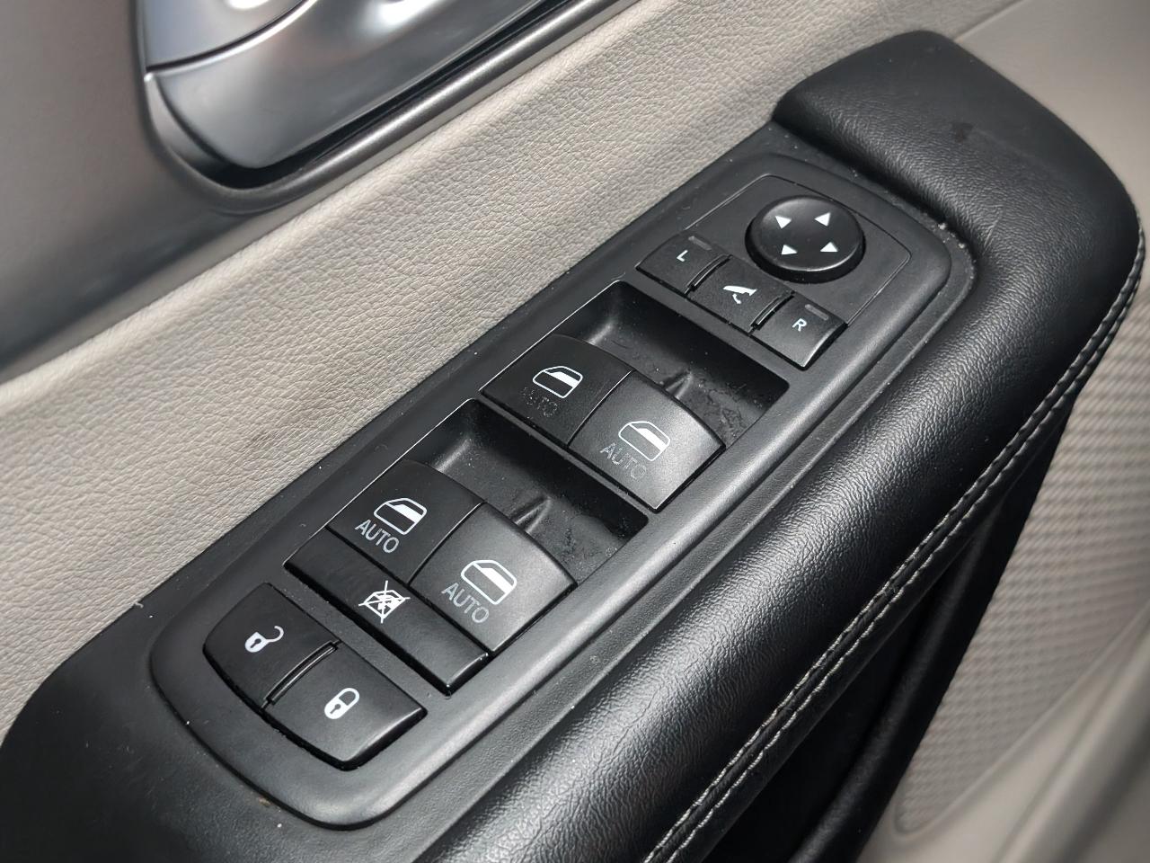 Chrysler Pacifica photo 10