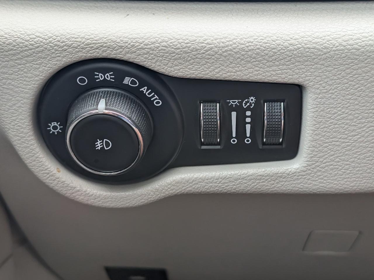 Chrysler Pacifica photo 12