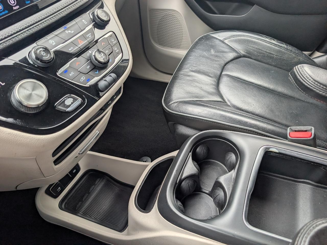 Chrysler Pacifica photo 24