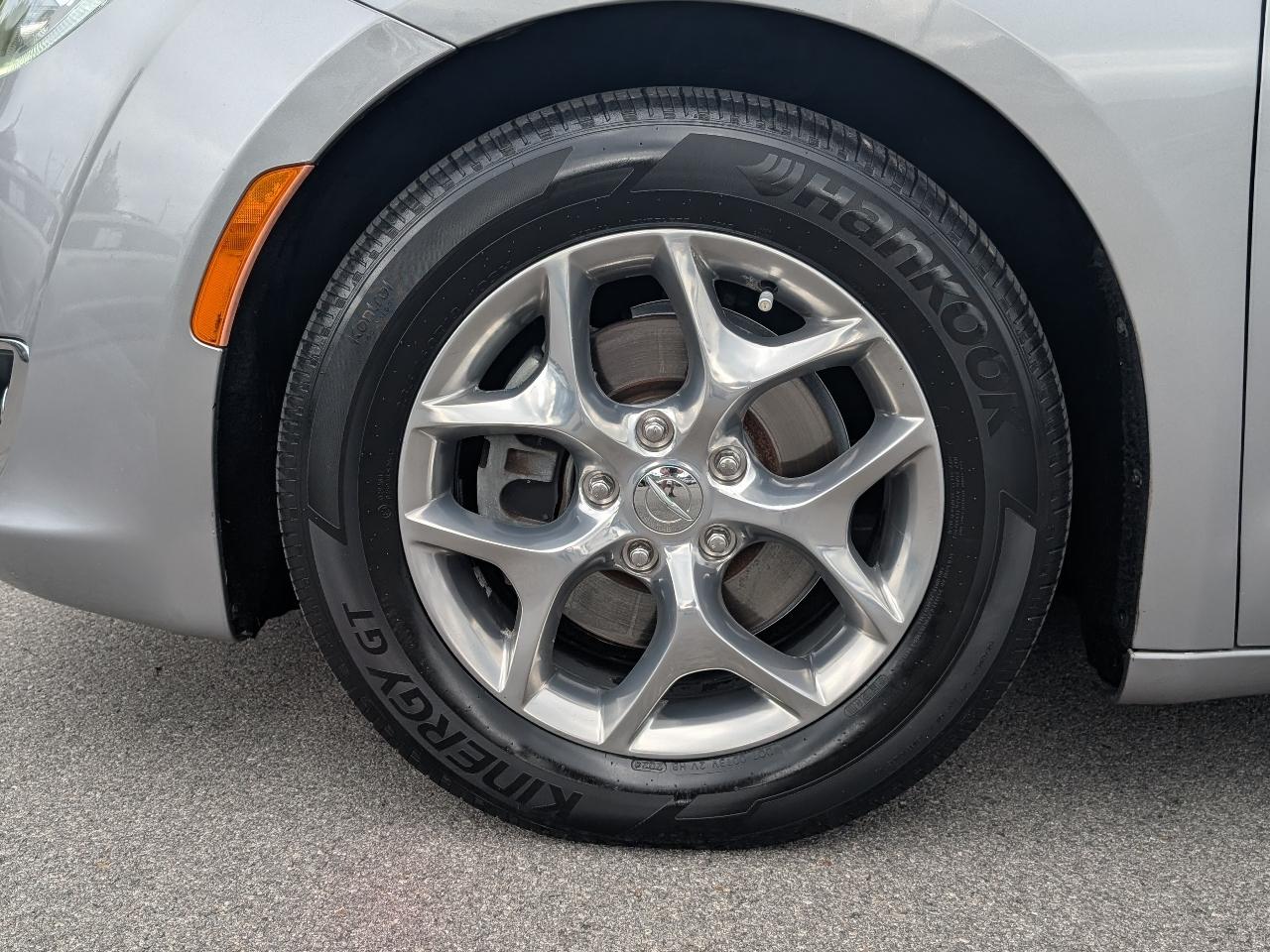 Chrysler Pacifica photo 26