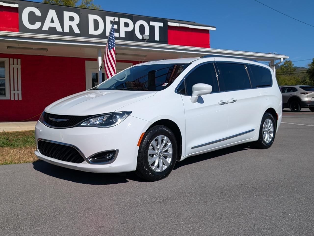 Chrysler Pacifica photo 2