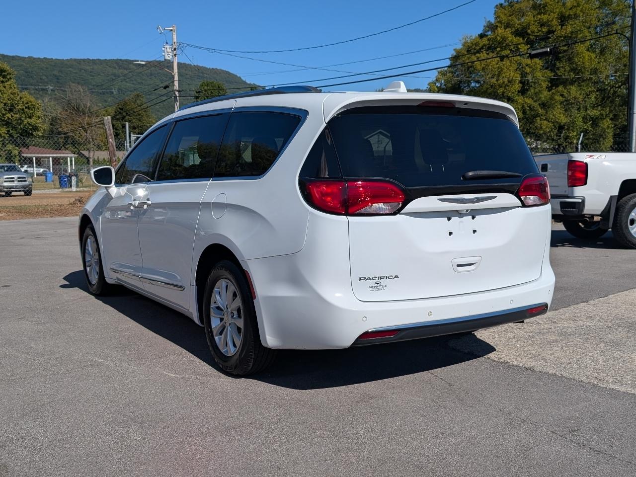 Chrysler Pacifica photo 3