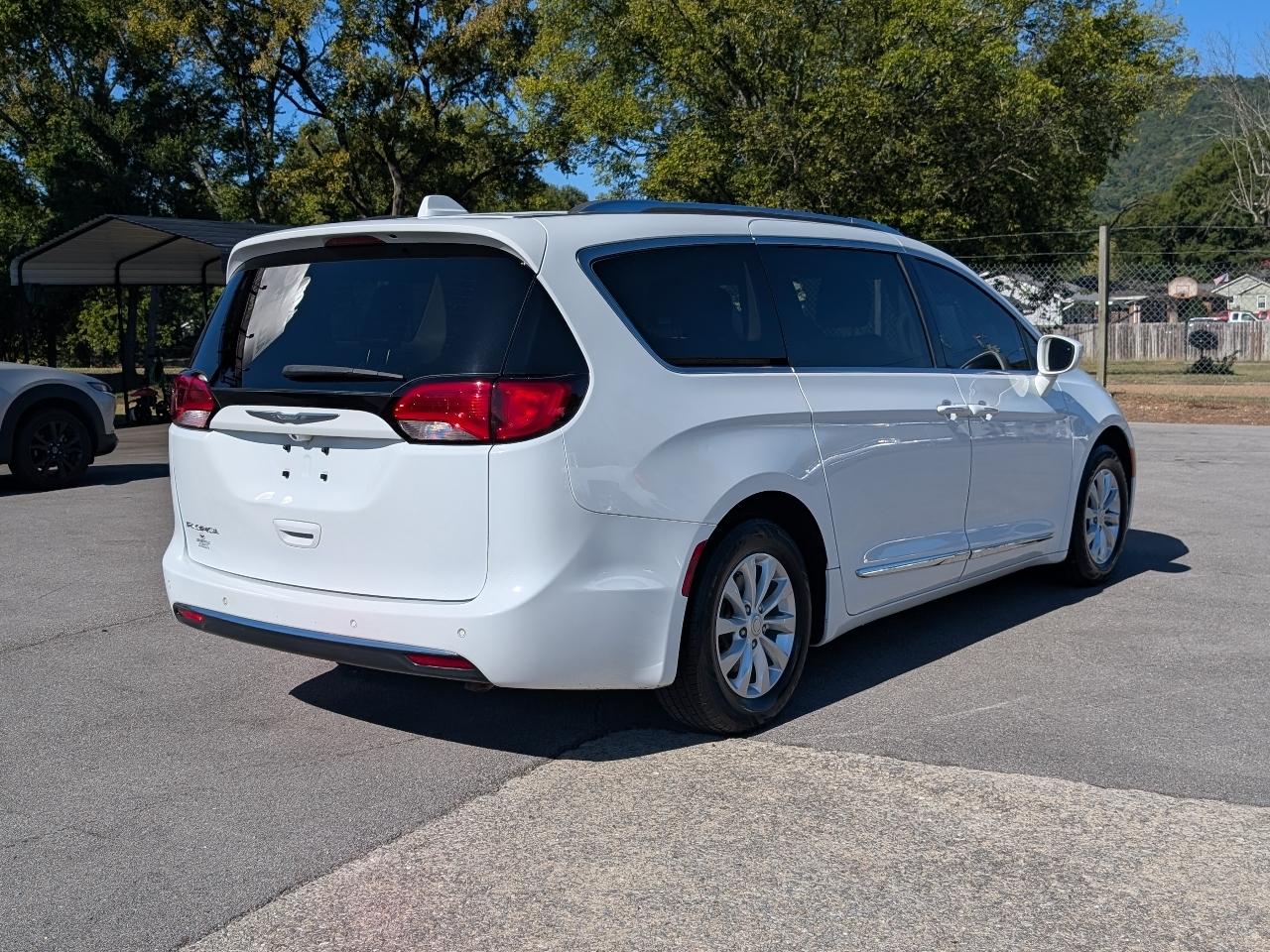 Chrysler Pacifica photo 4