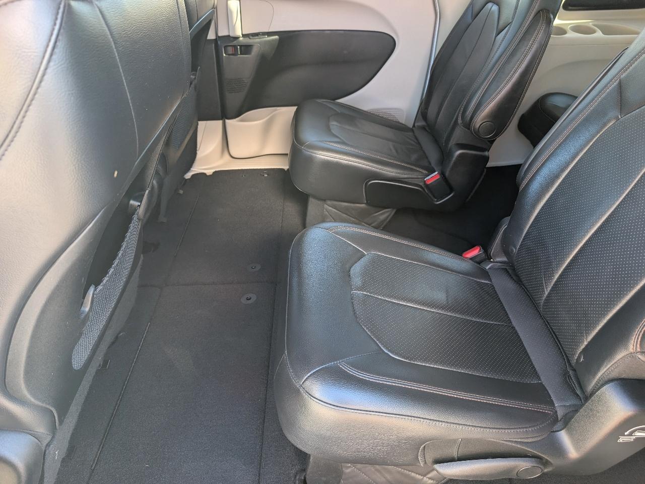 Chrysler Pacifica photo 8