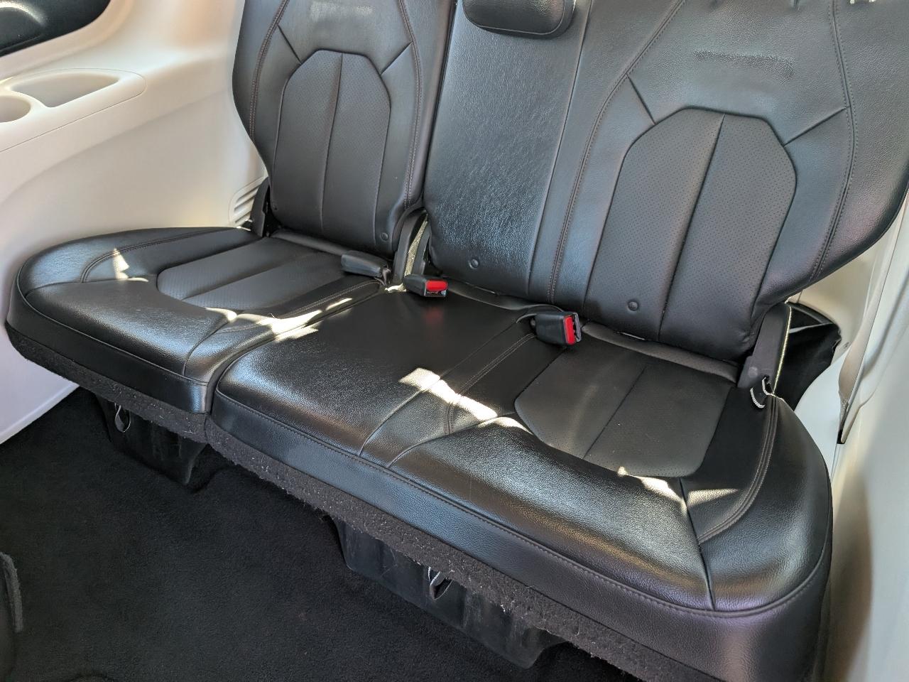 Chrysler Pacifica photo 9