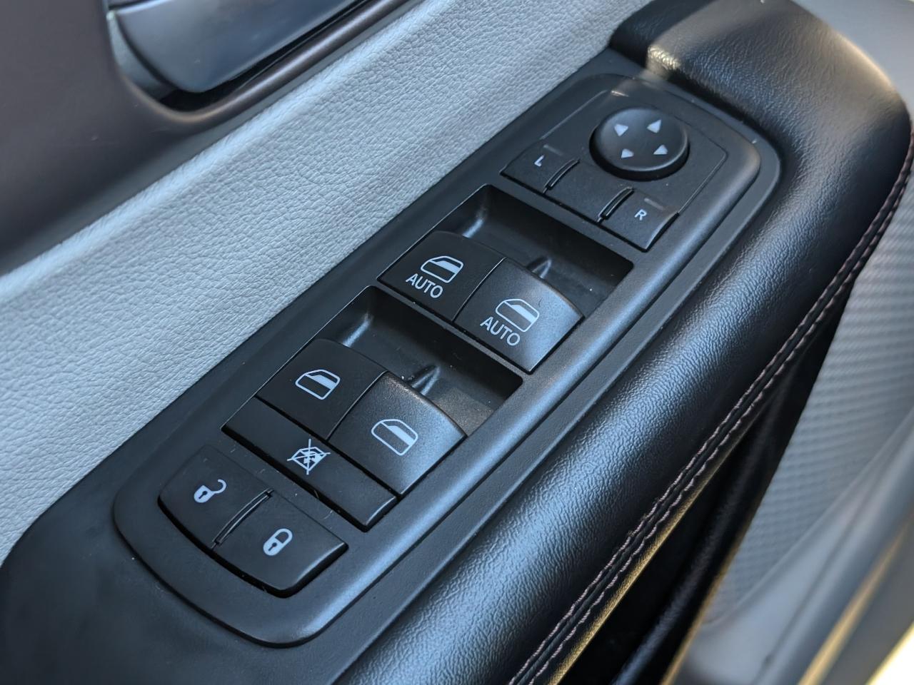 Chrysler Pacifica photo 10