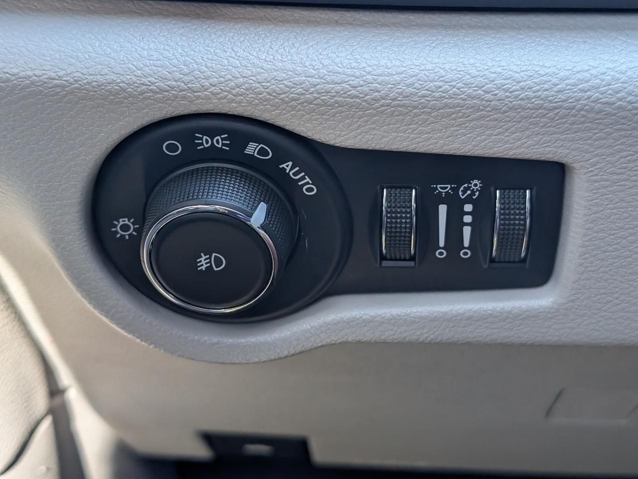 Chrysler Pacifica photo 11