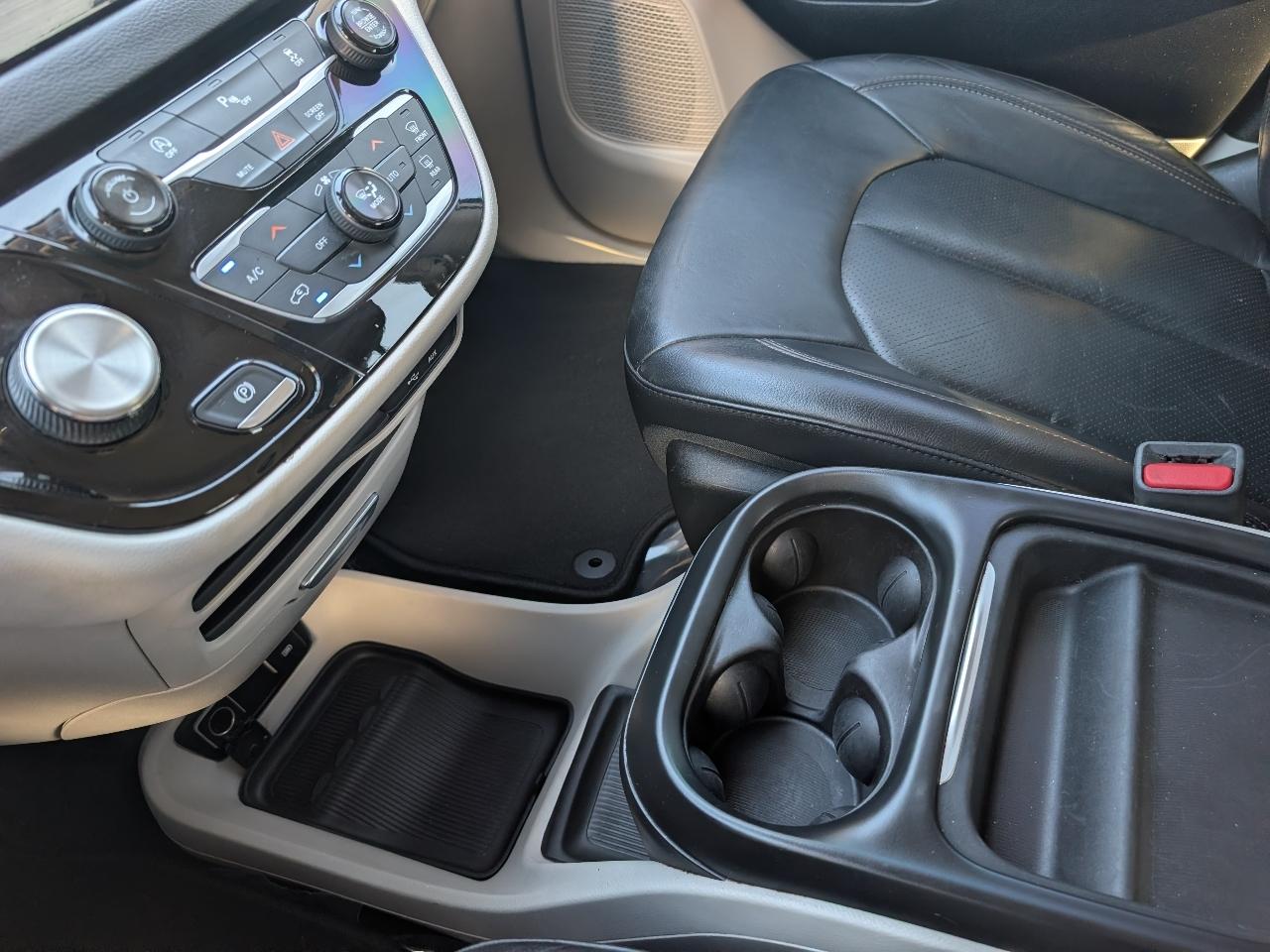 Chrysler Pacifica photo 23