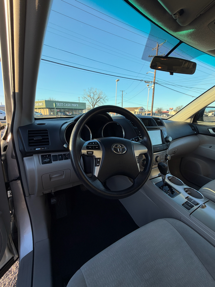 Toyota Highlander Base 2WD I4 2012
