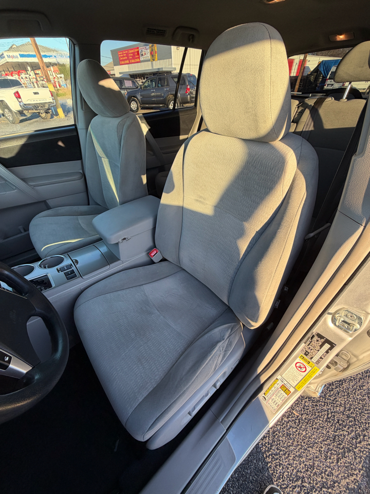 Toyota Highlander Base 2WD I4 2012