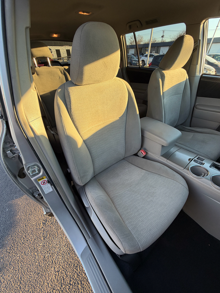 Toyota Highlander Base 2WD I4 2012