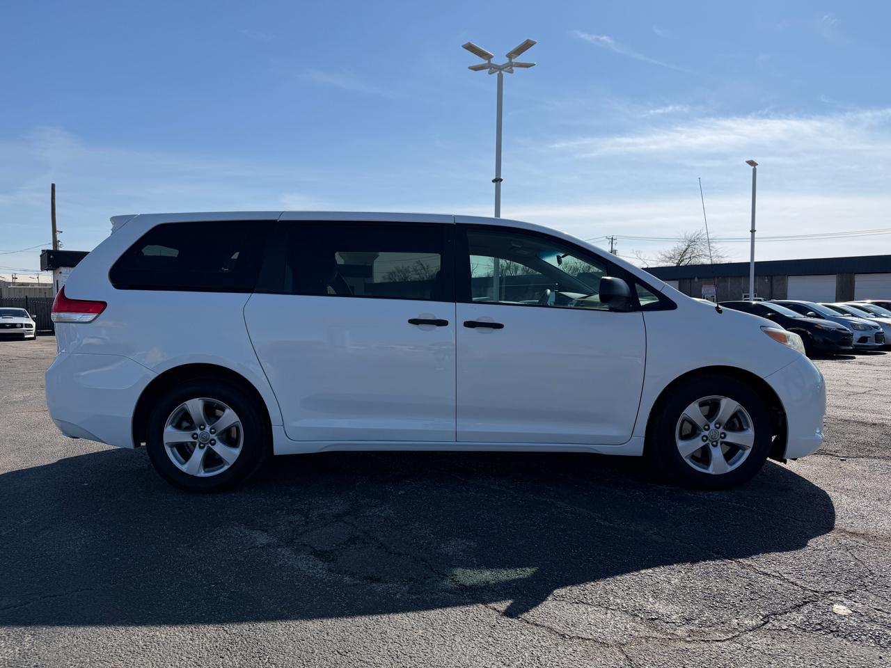 Toyota Sienna Base V6 2011
