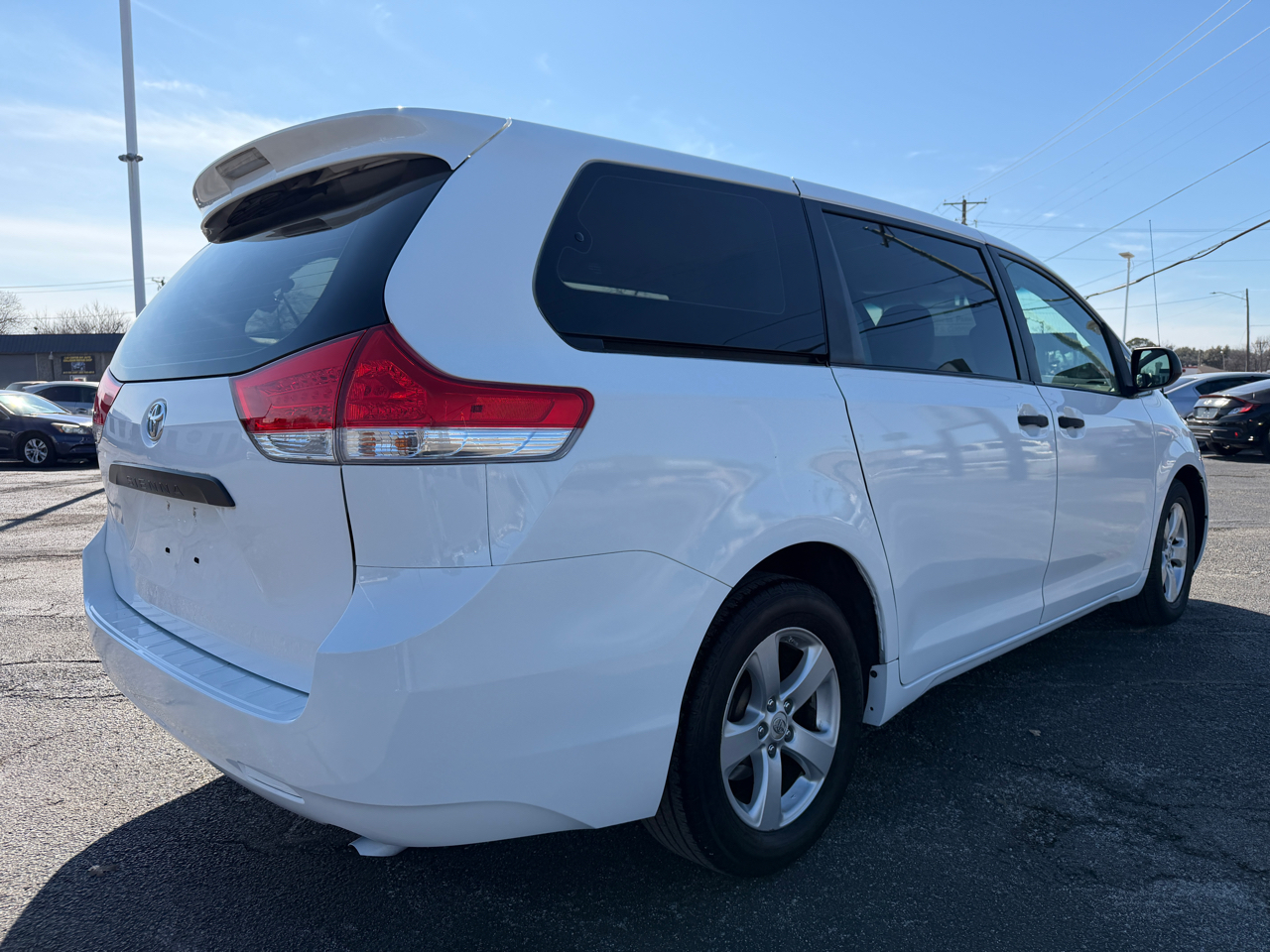 Toyota Sienna Base V6 2011