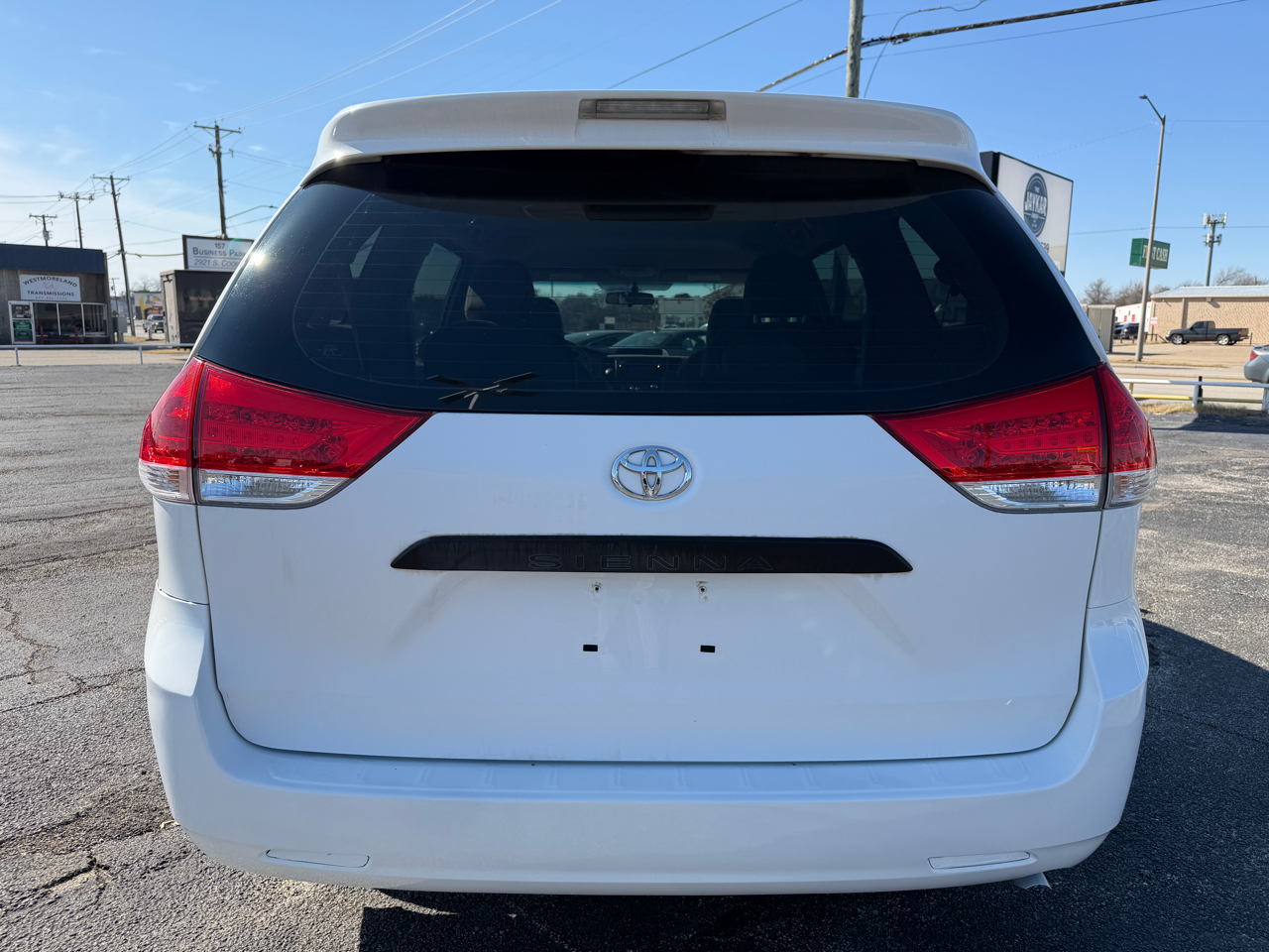 Toyota Sienna Base V6 2011