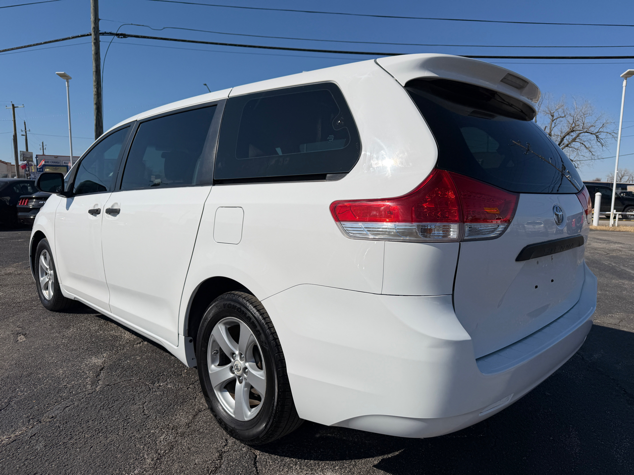 Toyota Sienna Base V6 2011