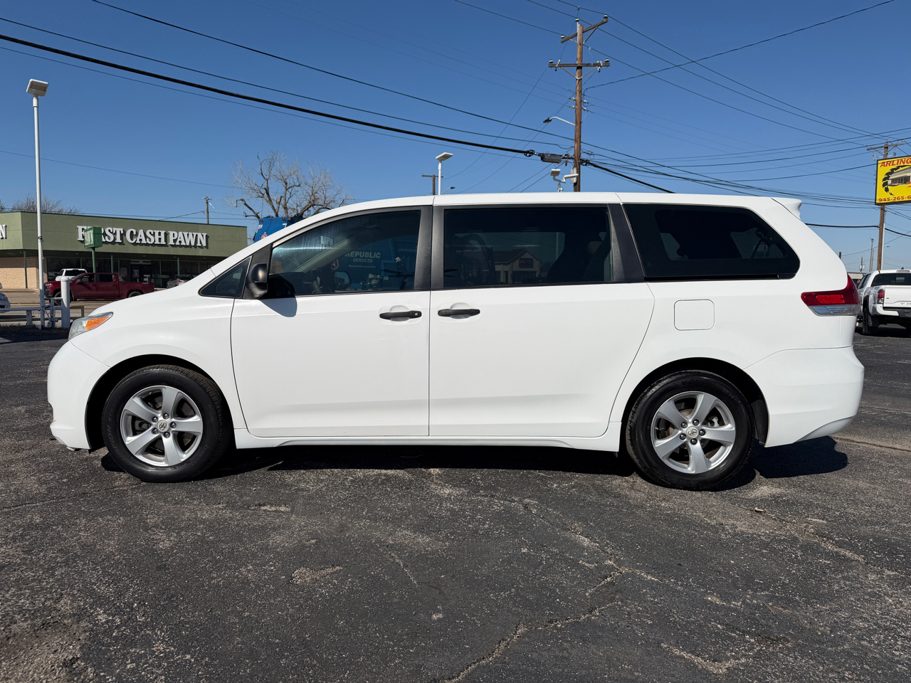 Toyota Sienna Base V6 2011