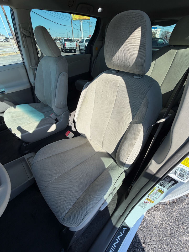 Toyota Sienna Base V6 2011