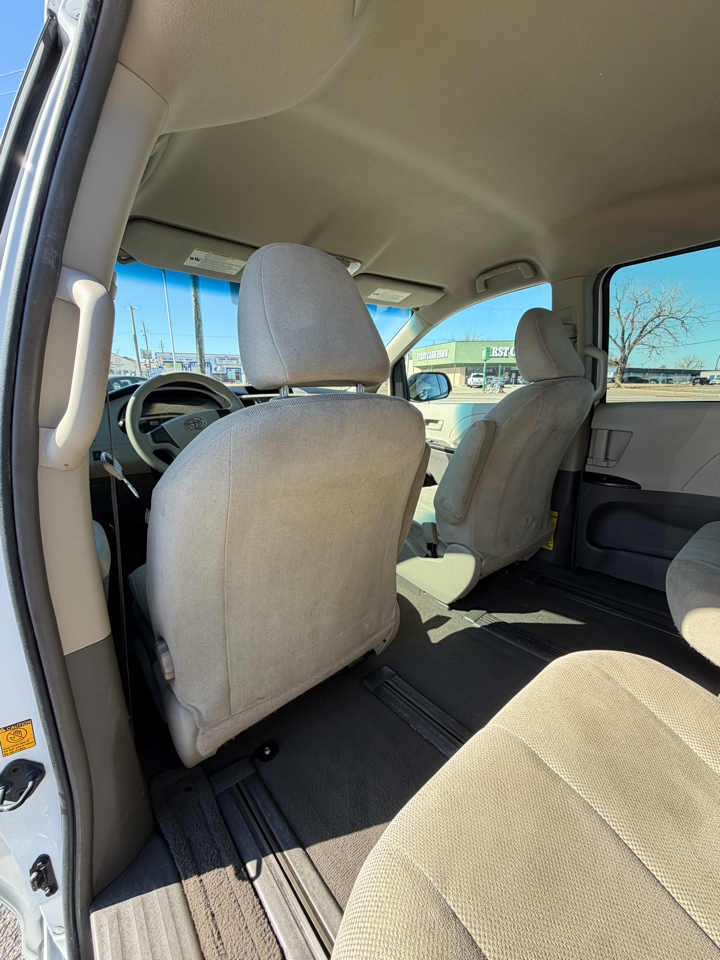 Toyota Sienna Base V6 2011