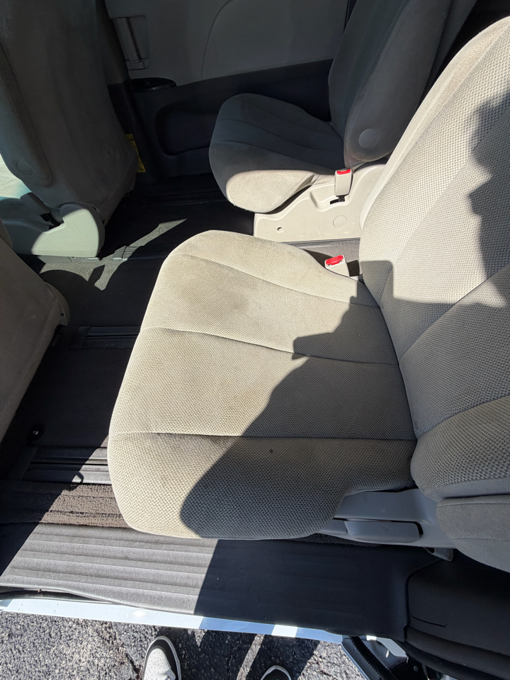 Toyota Sienna Base V6 2011