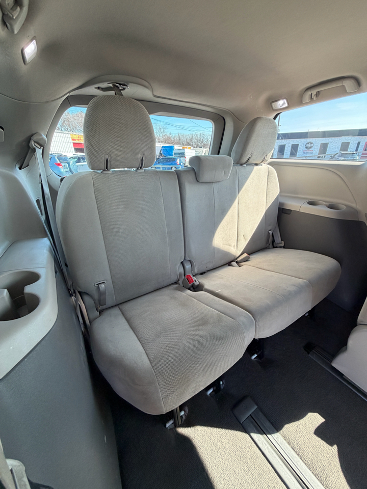Toyota Sienna Base V6 2011