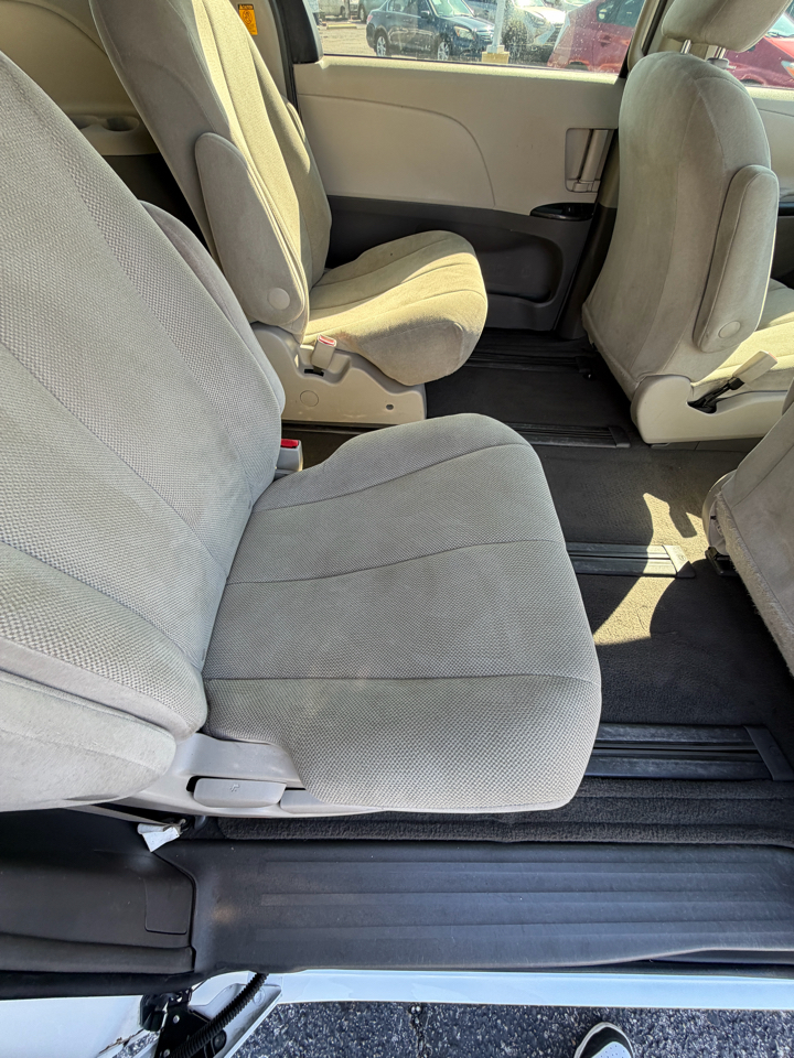 Toyota Sienna Base V6 2011