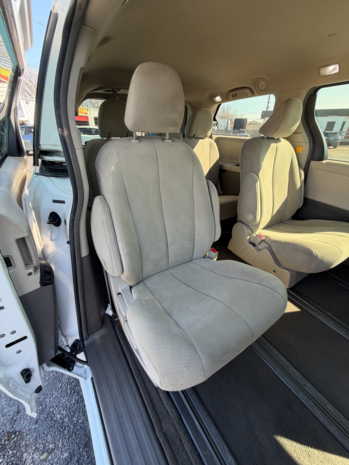 Toyota Sienna Base V6 2011