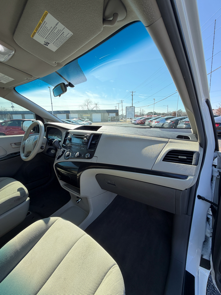 Toyota Sienna Base V6 2011
