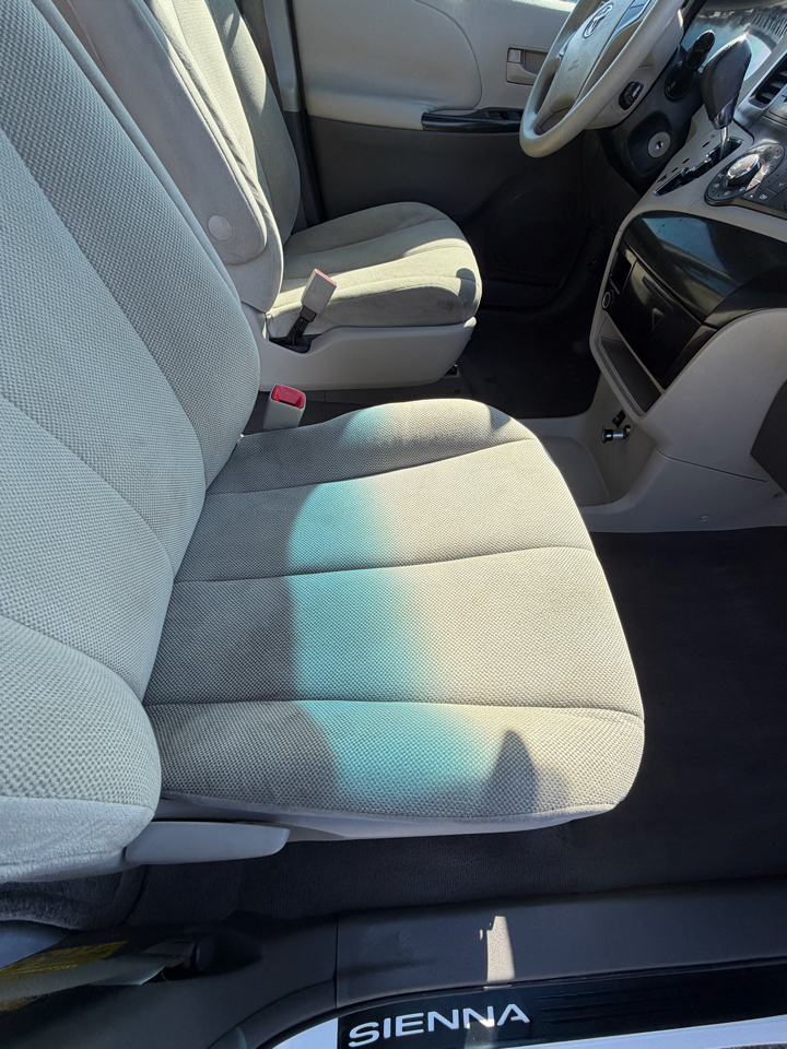 Toyota Sienna Base V6 2011