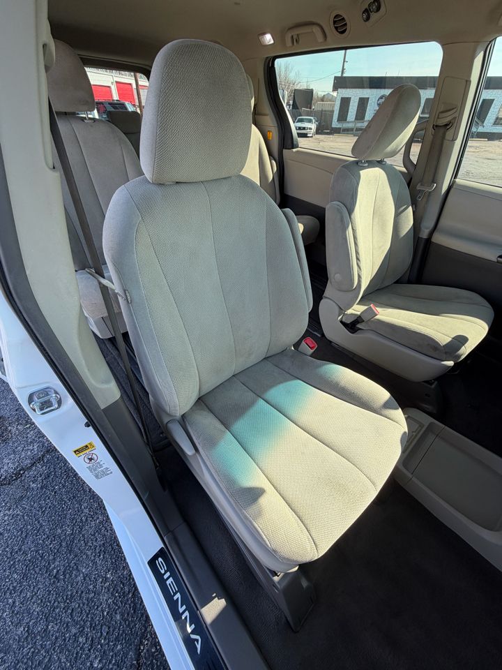 Toyota Sienna Base V6 2011