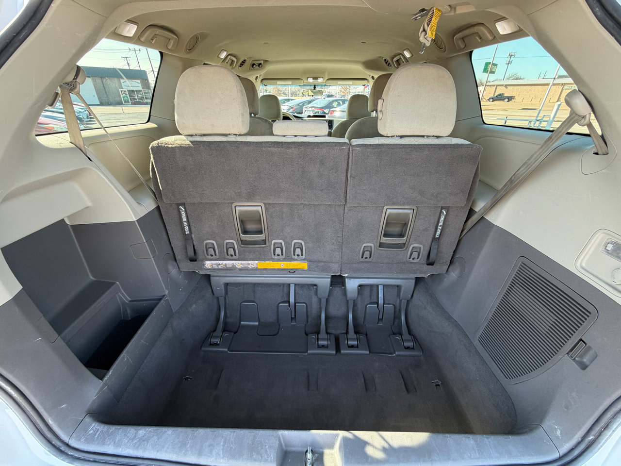 Toyota Sienna Base V6 2011