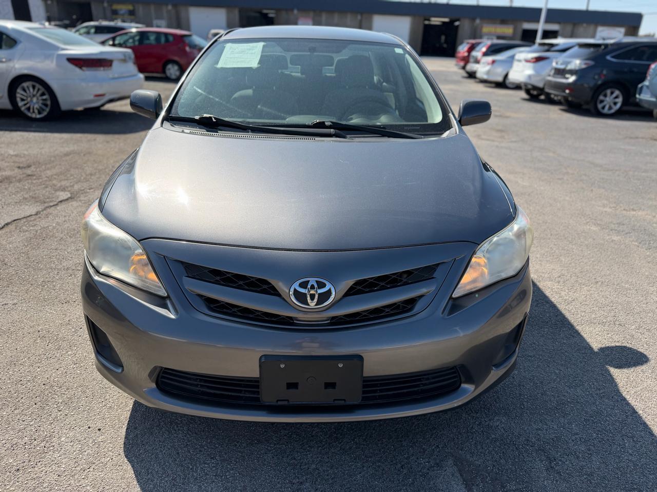 Toyota Corolla Base 5-Speed MT 2011
