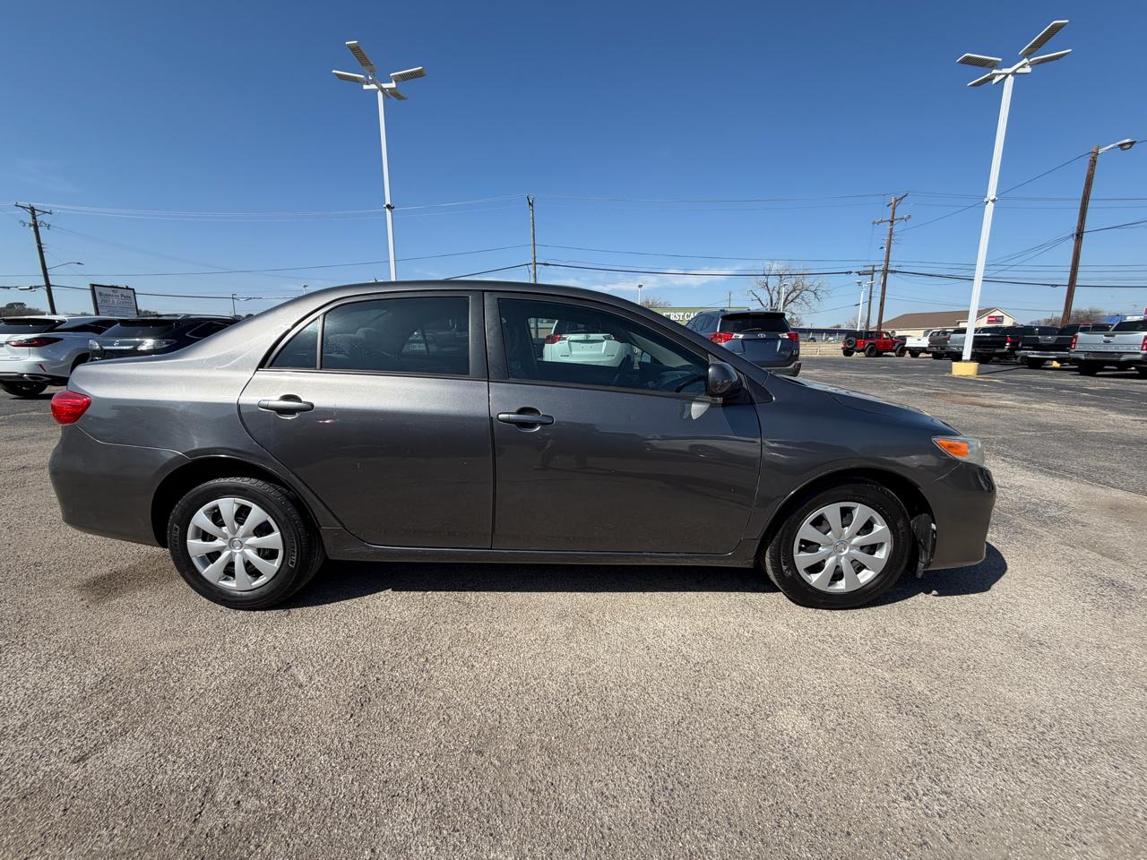Toyota Corolla Base 5-Speed MT 2011