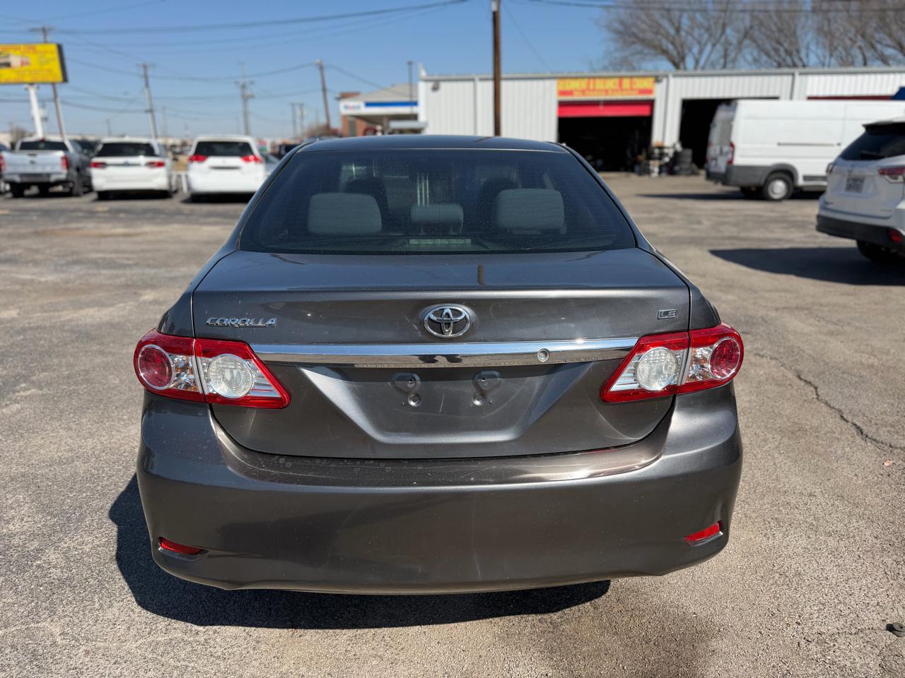 Toyota Corolla Base 5-Speed MT 2011