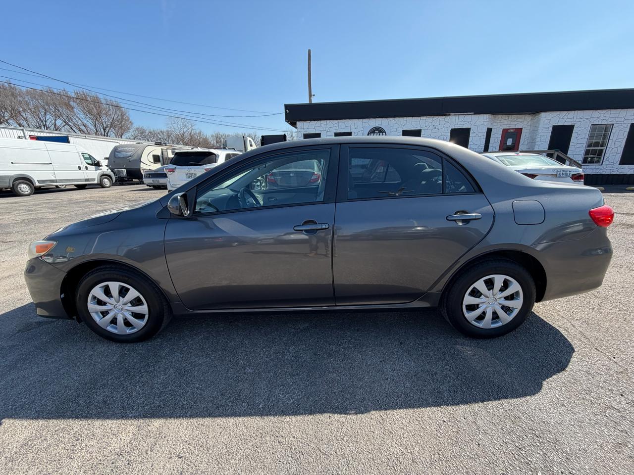 Toyota Corolla Base 5-Speed MT 2011