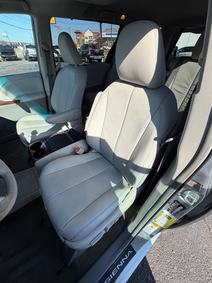 Toyota Sienna XLE FWD 8-Passenger V6 2012