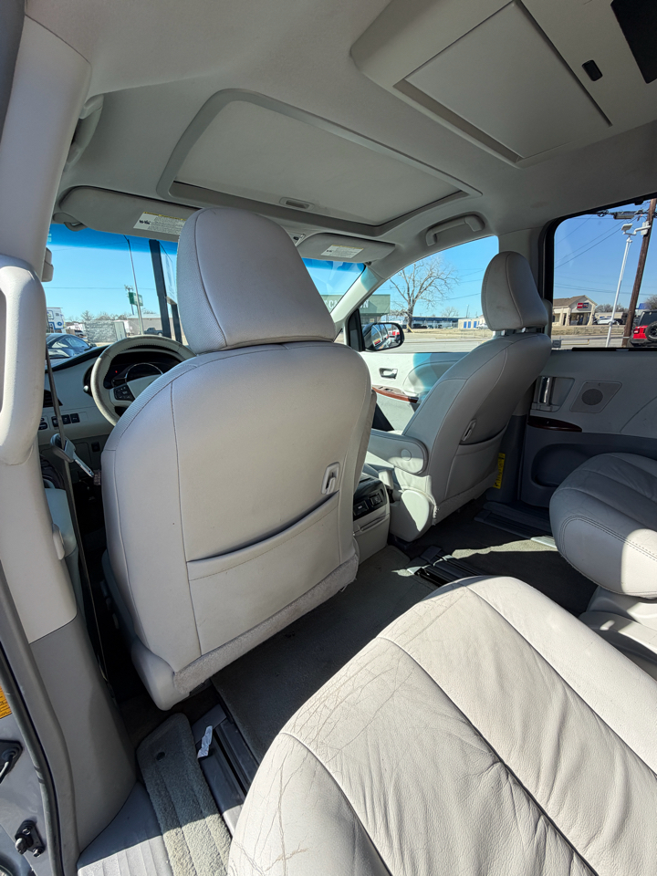 Toyota Sienna XLE FWD 8-Passenger V6 2012