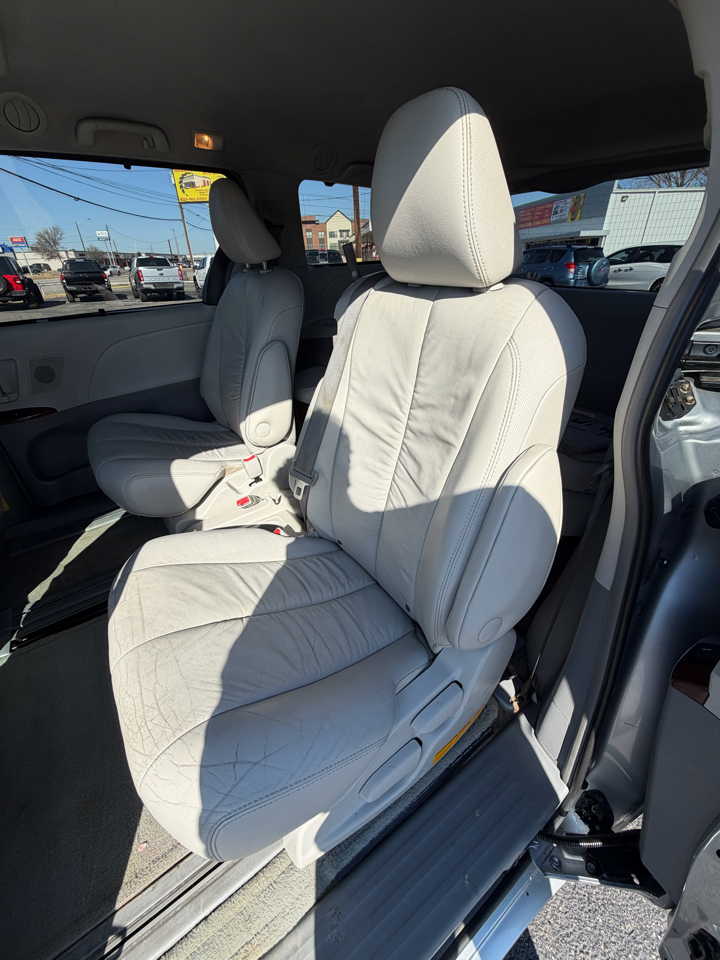 Toyota Sienna XLE FWD 8-Passenger V6 2012