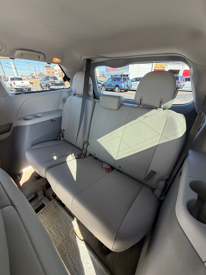Toyota Sienna XLE FWD 8-Passenger V6 2012