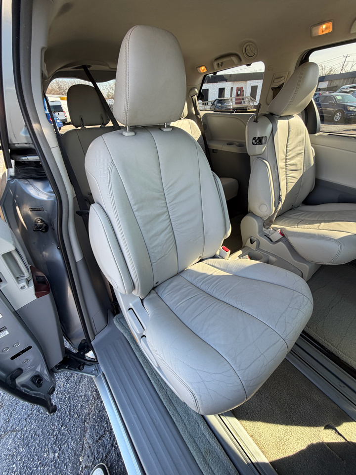 Toyota Sienna XLE FWD 8-Passenger V6 2012