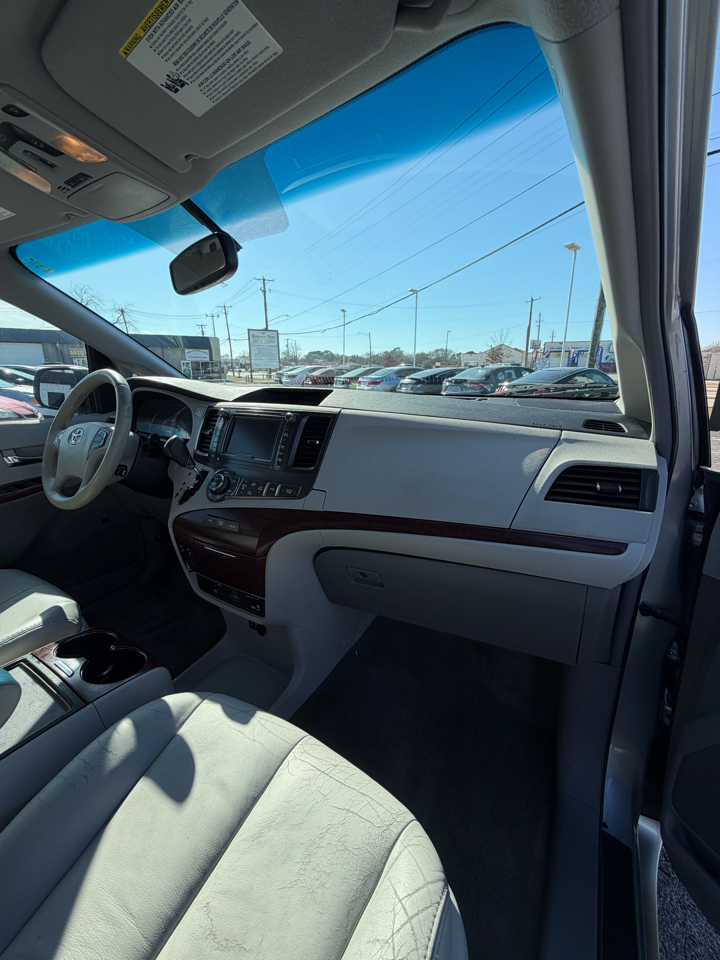 Toyota Sienna XLE FWD 8-Passenger V6 2012