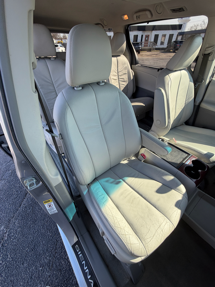 Toyota Sienna XLE FWD 8-Passenger V6 2012