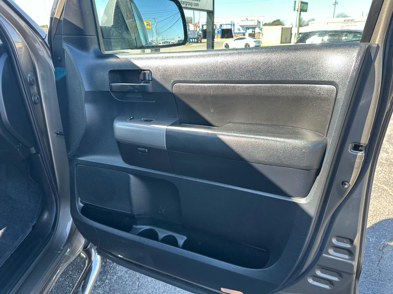 Toyota Tundra Tundra-Grade CrewMax 5.7L 2WD 2010