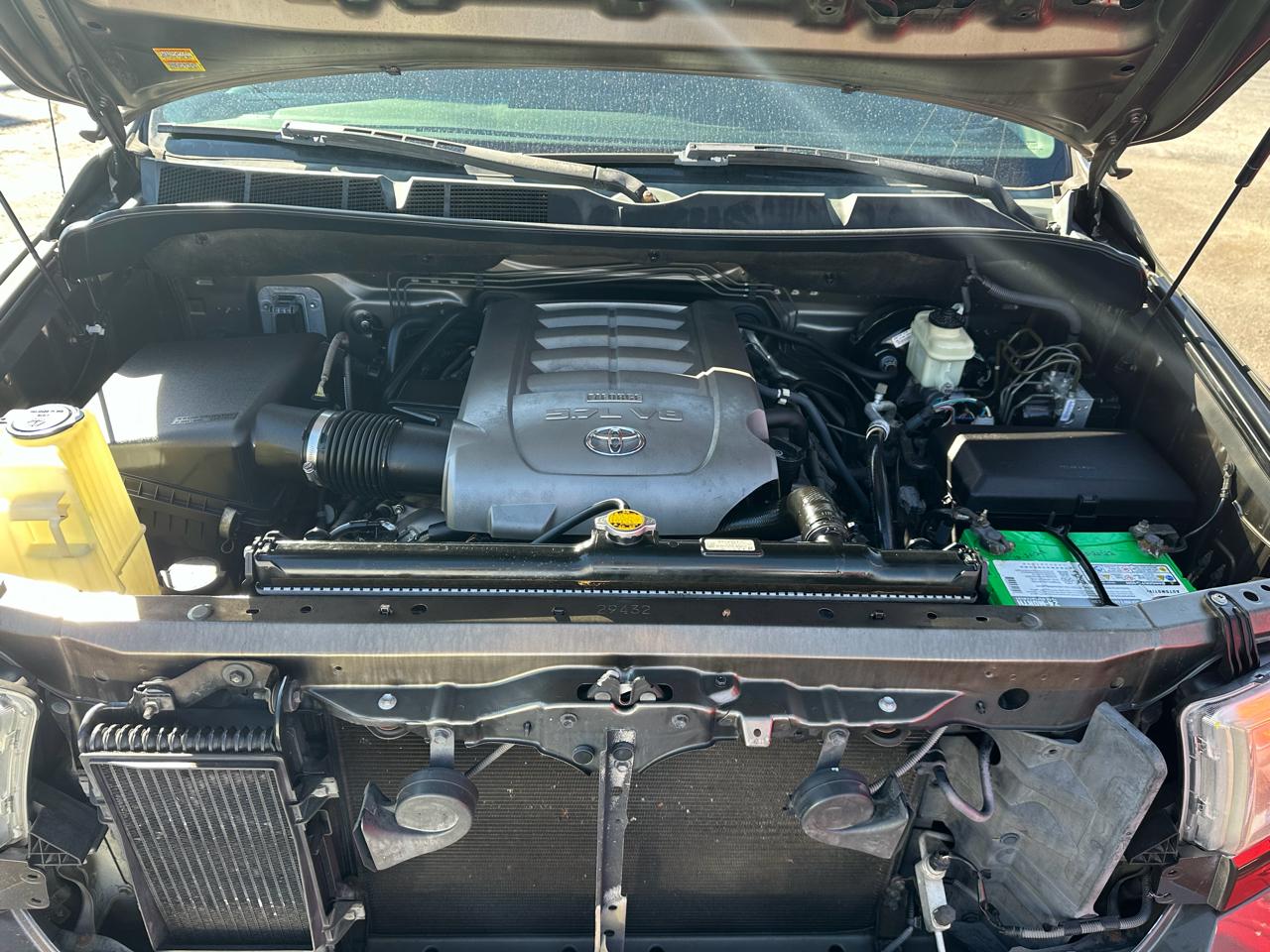 Toyota Tundra Tundra-Grade CrewMax 5.7L 2WD 2010