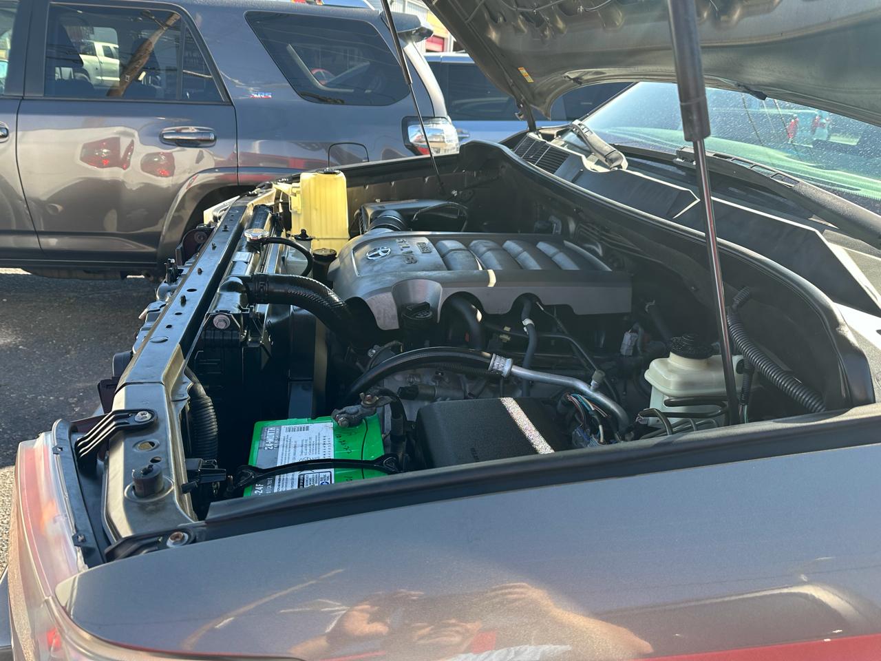 Toyota Tundra Tundra-Grade CrewMax 5.7L 2WD 2010