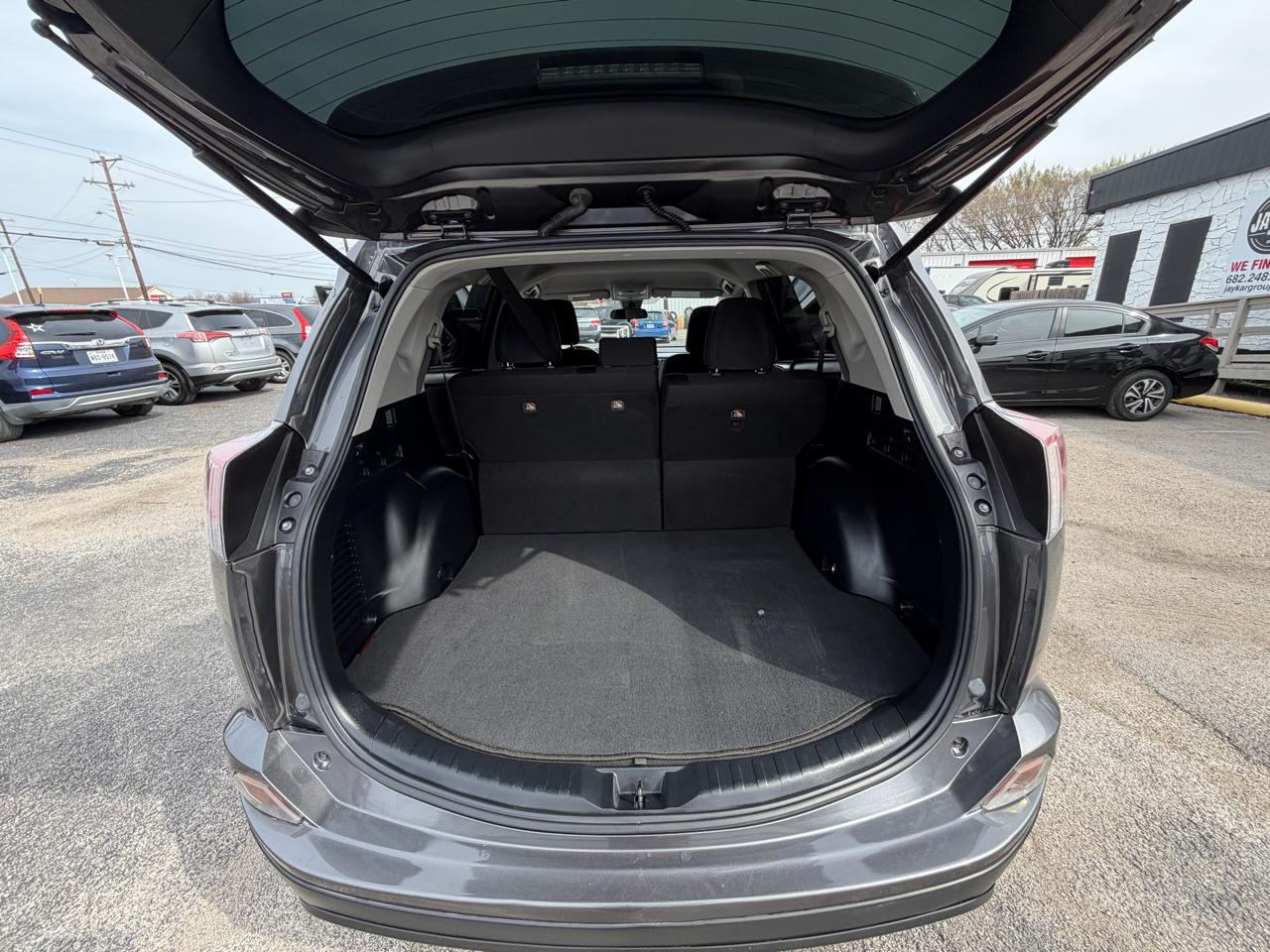 Toyota RAV4 LE FWD 2018