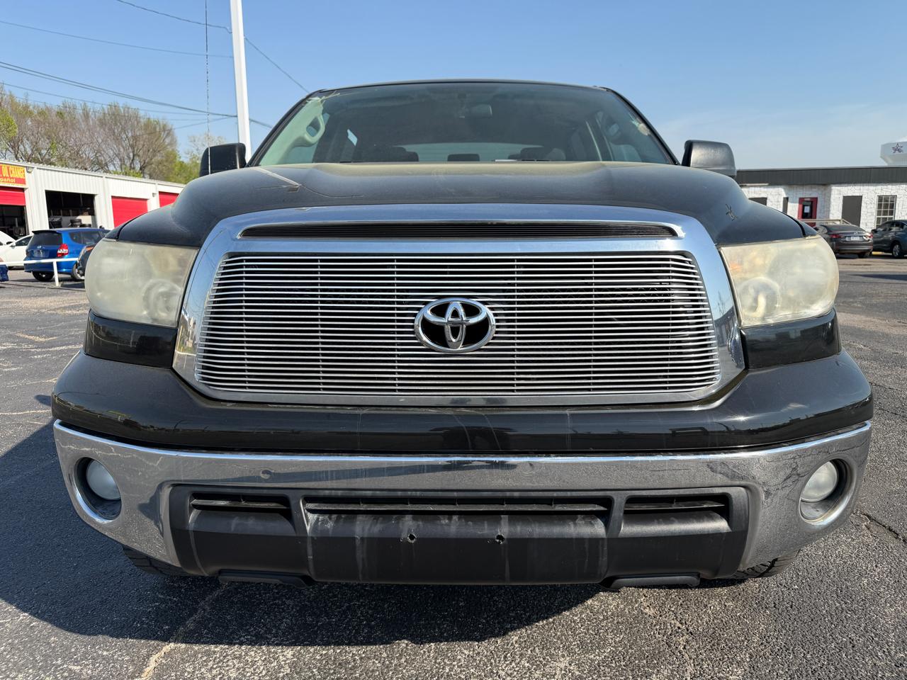 Toyota Tundra Tundra-Grade CrewMax 5.7L 2WD 2011